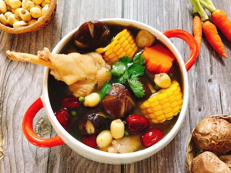 Món gà tiềm nấm đông cô nước dừa vàng ươm, thơm lừng