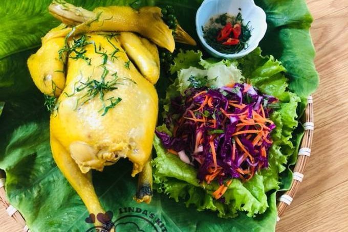 Món gà ủ muối thịt hồng đã hoàn thành với màu sắc hấp dẫn