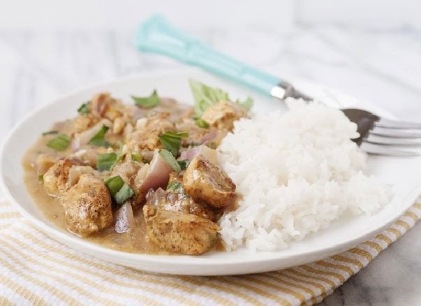 Món gà xào lăn nước cốt dừa béo ngậy, ăn kèm cơm trắng nóng hổi