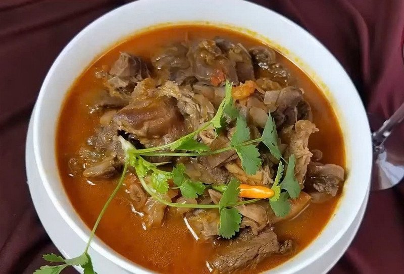 Món gân bò sốt vang nóng hổi, trang trí đẹp mắt với bánh mì và rau thơm