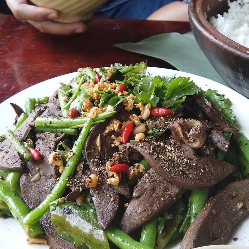 Món gan bò xào đậu que xanh mướt, hấp dẫn