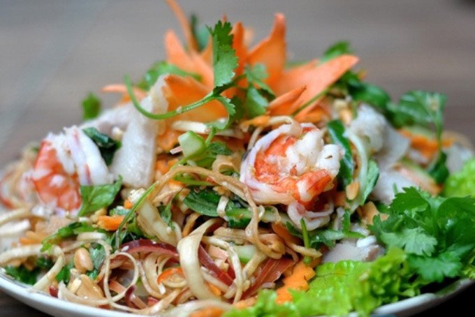 Món gỏi bắp chuối tôm thịt sau khi hoàn thành, hấp dẫn và đẹp mắt