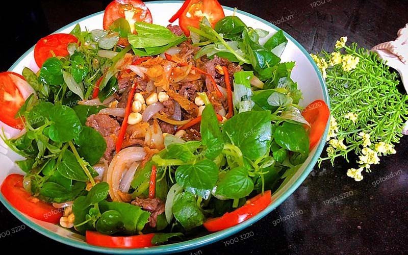 Món gỏi rau càng cua thịt bò đã hoàn thành, bày trí đẹp mắt