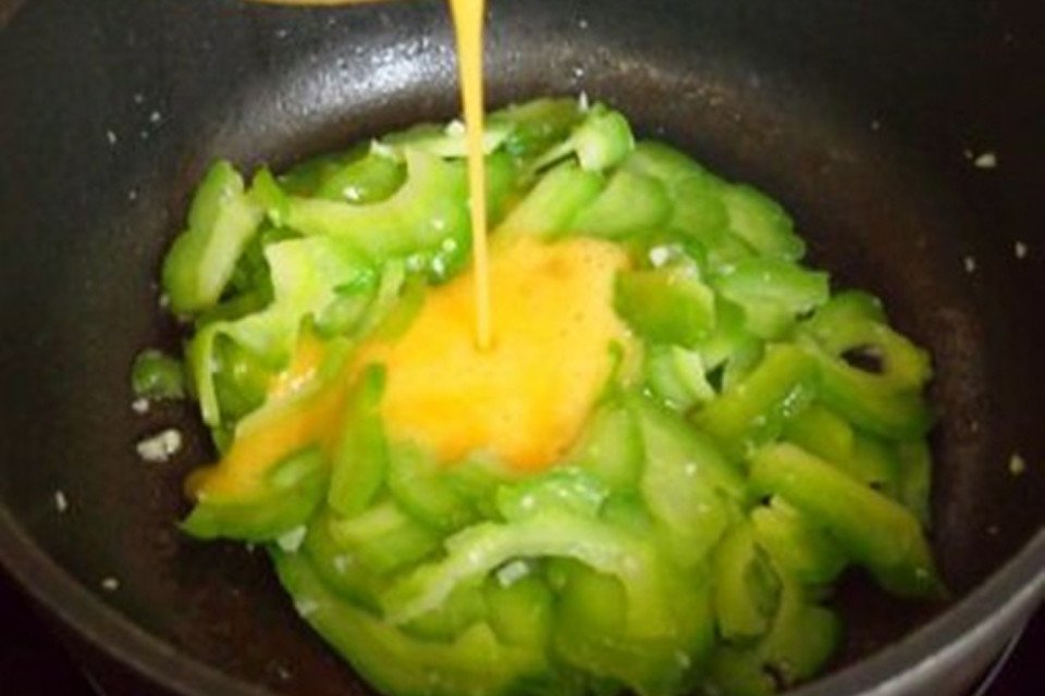 Món khổ qua xào trứng vàng ươm, thơm lừng vừa hoàn thành