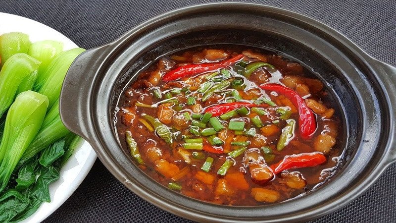 Món kho quẹt tôm thịt nóng hổi đã hoàn thành, sẵn sàng thưởng thức