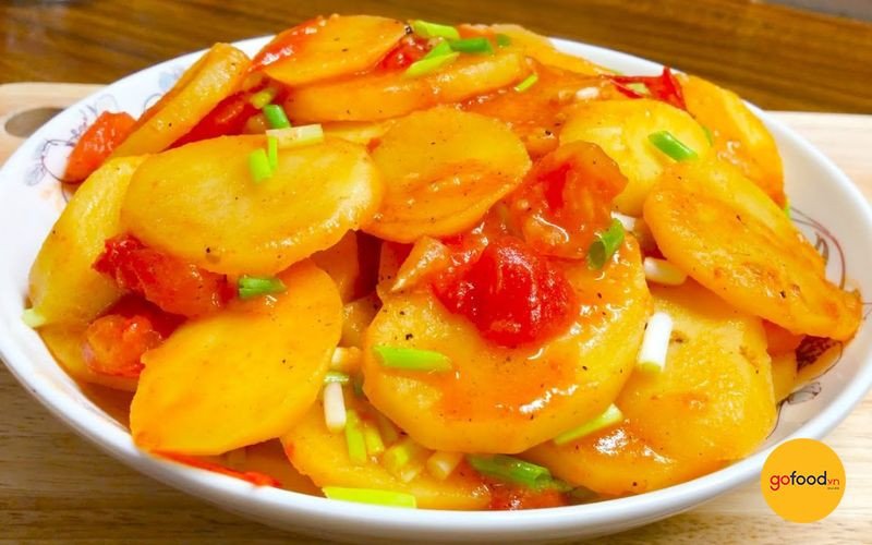 Món khoai tây thịt bò xào cà chua đậm đà hương vị
