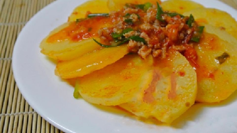 Món khoai tây xào thịt băm thơm ngon, bổ dưỡng, chuẩn vị bữa cơm gia đình