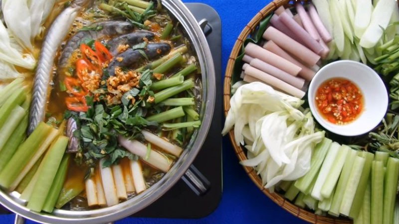 Món lẩu cá kèo lá giang nóng hổi bày trên bàn ăn với bún và rau nhúng