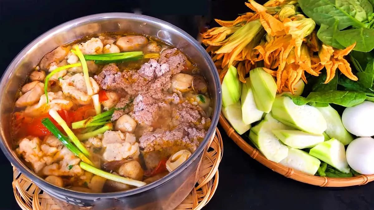 Món lẩu cua đồng miền Tây chuẩn vị với gạch cua vàng ươm và rau nhúng tươi ngon.