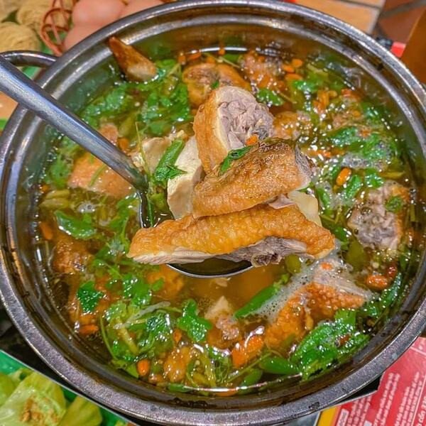 Món lẩu gà ớt hiểm chua cay nóng hổi, hấp dẫn