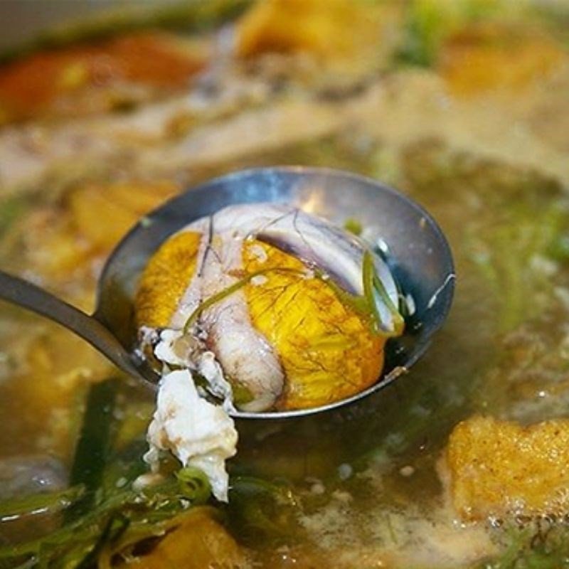 Món lẩu hột vịt lộn chua cay nóng hổi, sẵn sàng để thưởng thức