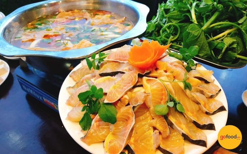 Món lẩu Thái cá tầm với nước dùng đỏ au, vị chua cay chuẩn Thái và thịt cá tươi ngọt
