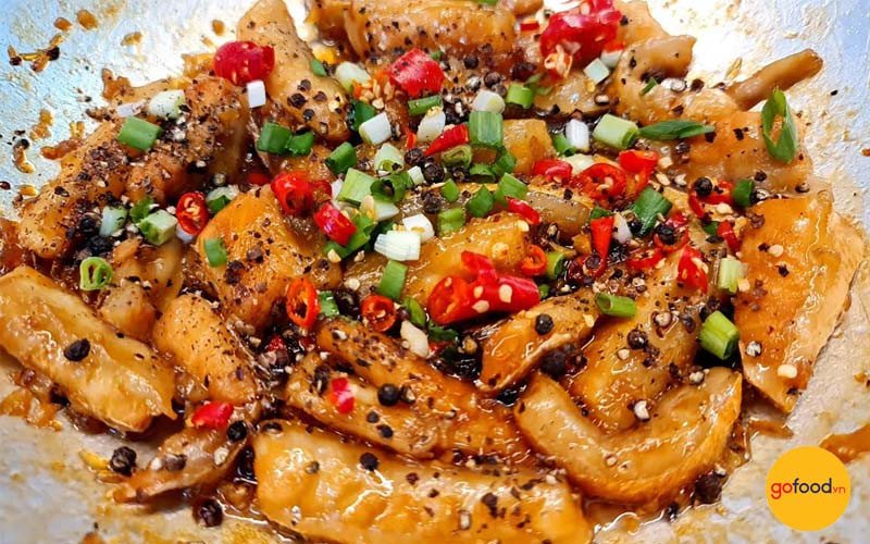 Món lườn cá hồi kho tộ đậm đà hương vị