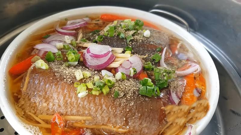 Món mắm cá lóc chưng thịt ba rọi hoàn thành, trang trí đẹp mắt với ớt và rau thơm