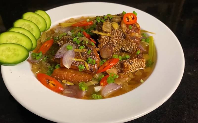 Món mắm cá lóc chưng tóp mỡ hoàn thành, vàng ươm và hấp dẫn