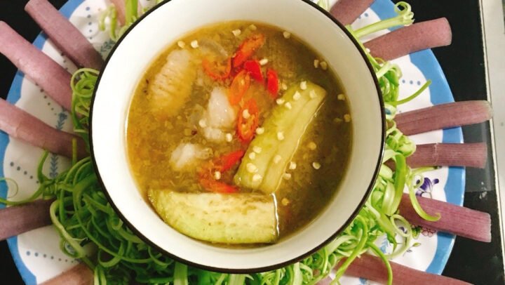 Món mắm kho cá hú nóng hổi, đậm đà, ăn kèm rau sống