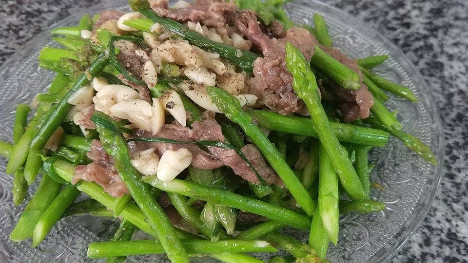 Món măng tây xào thịt bò đã hoàn thành