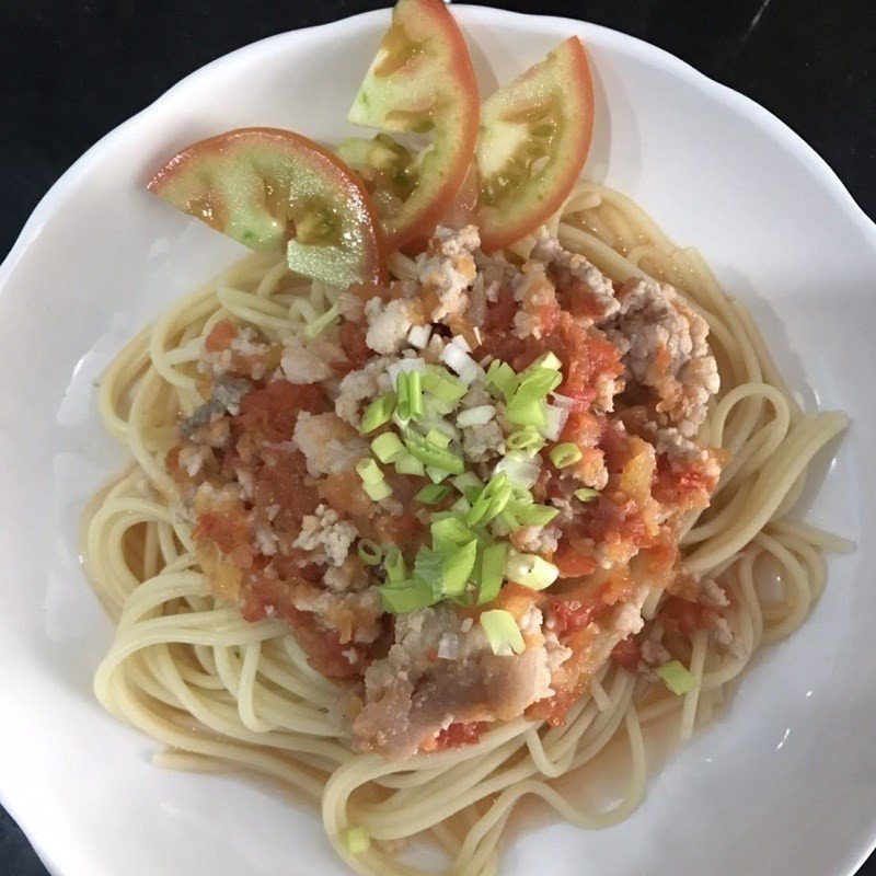 Món mì Spaghetti sốt cà chua thịt lợn đã được trình bày hấp dẫn trên đĩa