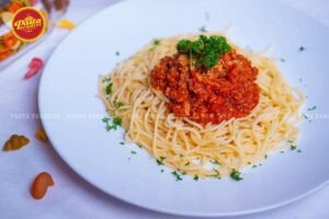 Món mì spaghetti thịt bằm hoàn chỉnh với sốt cà chua đậm đà