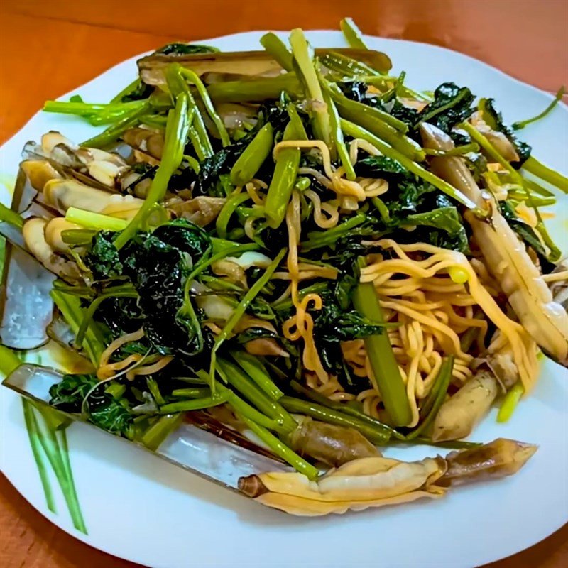 Món mì xào ốc móng tay rau muống đã hoàn thành