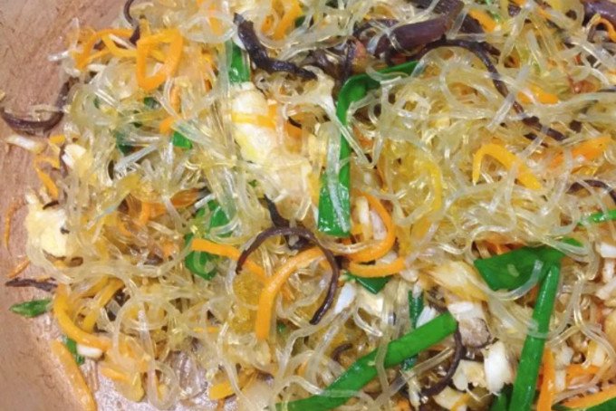 Món miến xào chay với đa dạng rau củ tươi ngon, nấm và đậu phụ, món ăn thanh đạm và bổ dưỡng.