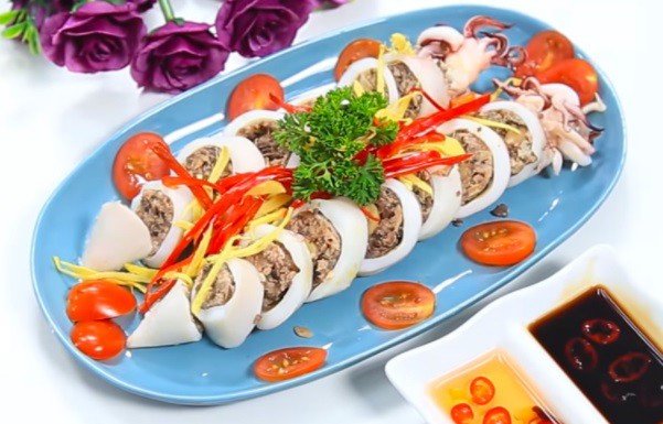 Món mực dồn thịt hấp chín, thái khoanh