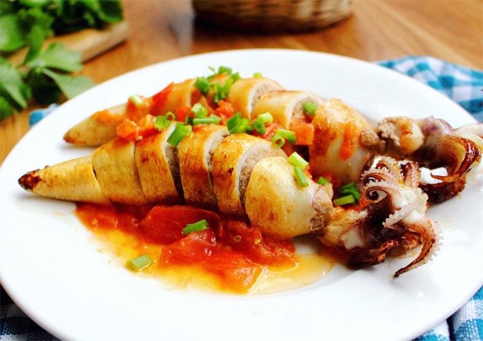 Món mực nhồi thịt sốt chua ngọt thơm ngon, hấp dẫn sau khi chế biến