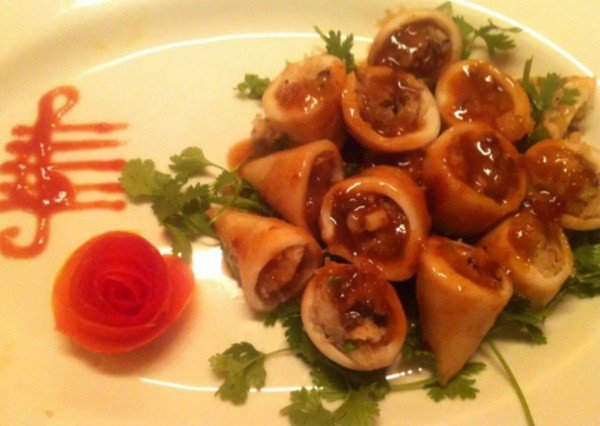 Món mực nhồi thịt sốt me chua ngọt hài hòa, đậm đà hương vị truyền thống