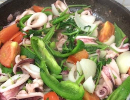 Món mực ống xào cơ bản vừa chín tới, giữ được độ giòn.