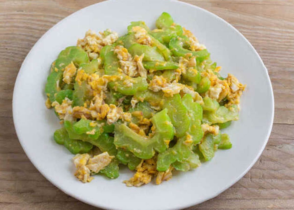 Món mướp đắng xào trứng đã hoàn thành, bày ra đĩa hấp dẫn