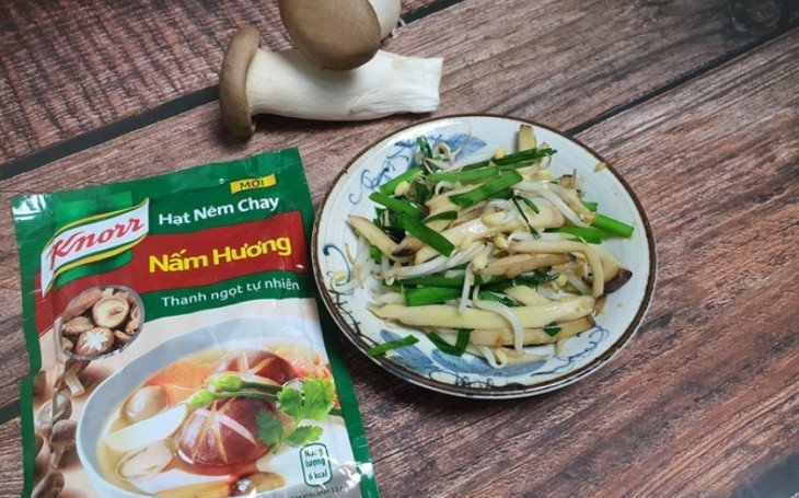 Món nấm đùi gà xào giá hẹ thanh đạm sau khi hoàn thành