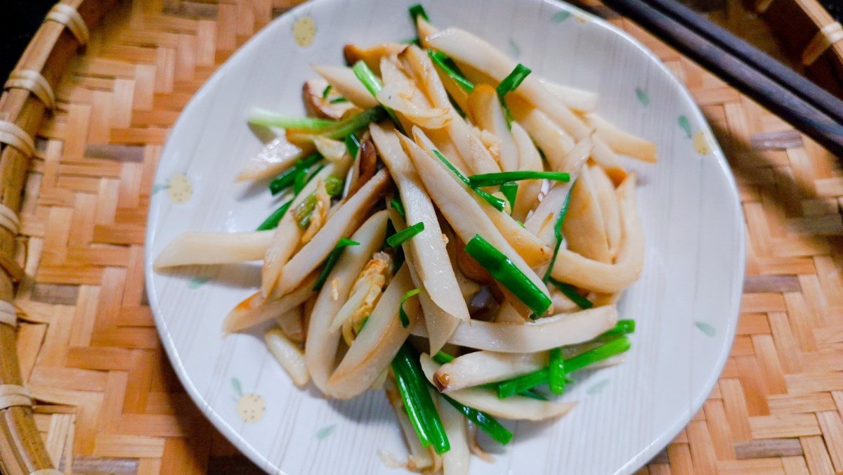 Món nấm đùi gà xào tỏi chay thanh đạm nhưng cực kỳ lôi cuốn