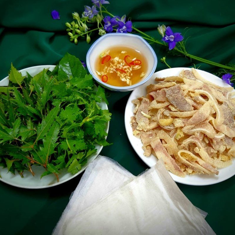 Món nem tai thính thịt lợn hấp dẫn, ăn kèm lá sung và rau thơm