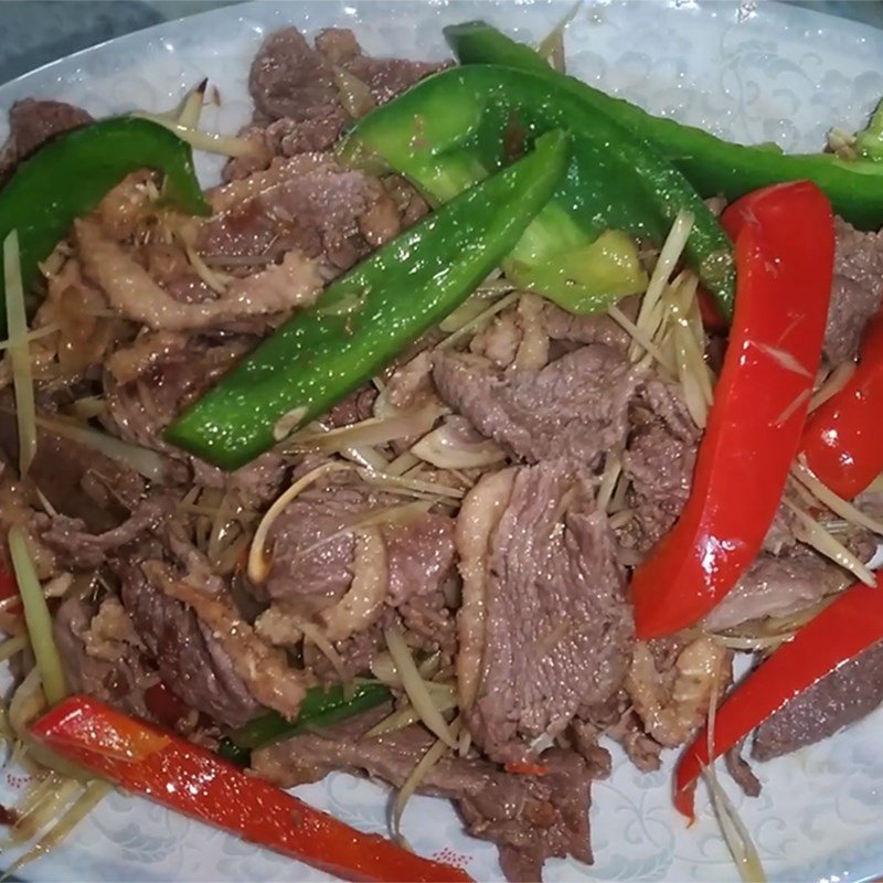 Món ngan xào sả ớt đã hoàn thành trên đĩa