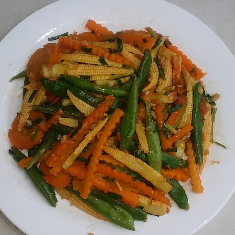 Món ngô bao tử xào thập cẩm chay rực rỡ sắc màu, sẵn sàng để thưởng thức