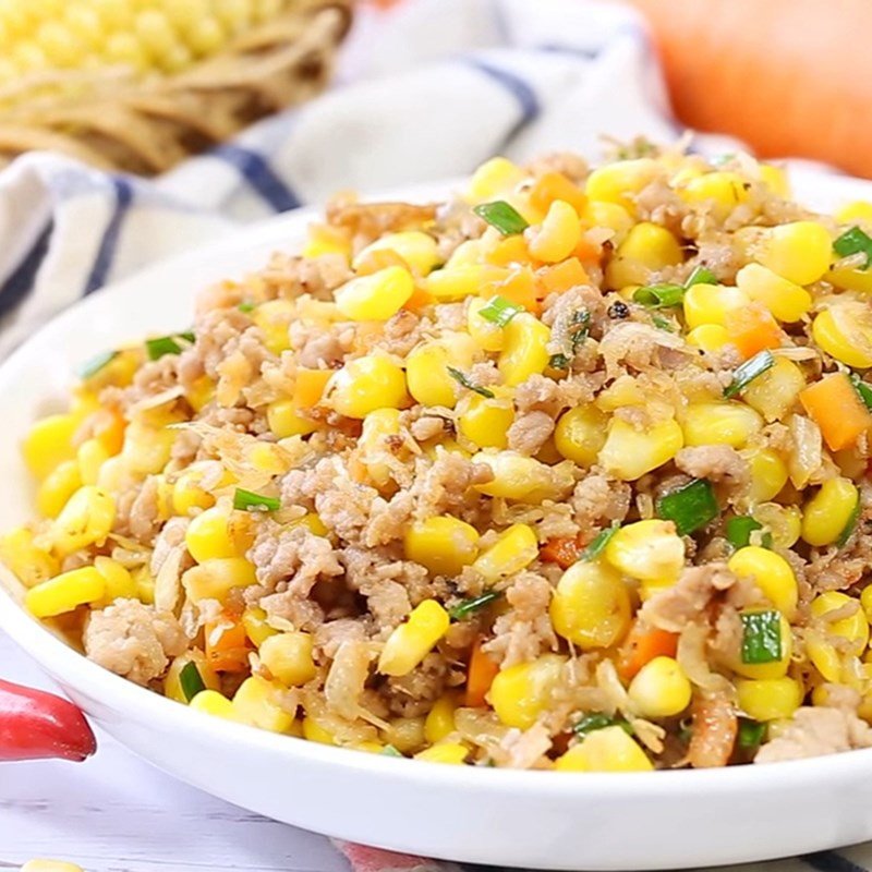 Món ngô ngọt xào thịt băm hoàn chỉnh bày ra đĩa