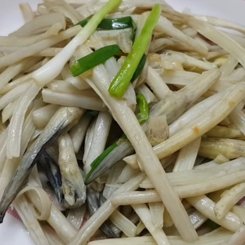 Món ngó sen xào tỏi thơm ngon đã hoàn thành