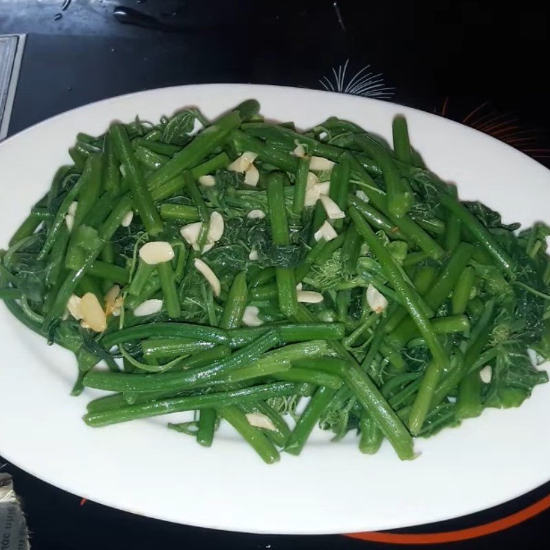 Món ngọn su su xào tỏi thành phẩm được bày trí đẹp mắt, tỏa hương thơm quyến rũ