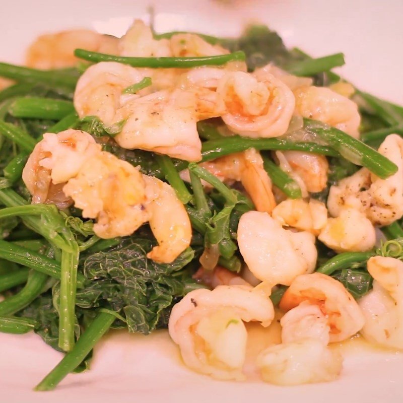 Món ngọn su su xào tôm thành phẩm thơm ngon, rau xanh giòn, tôm đỏ tươi hấp dẫn