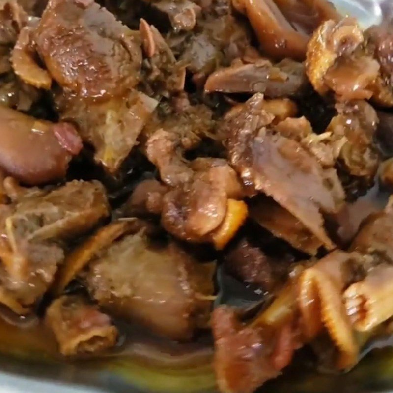 Món ngỗng giả cầy nóng hổi sẵn sàng để thưởng thức