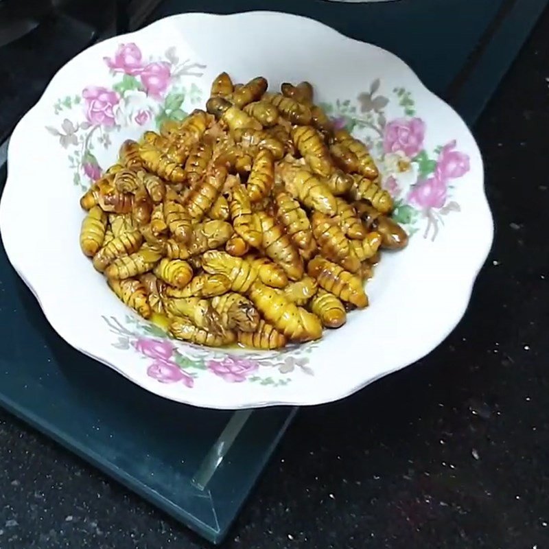 Món nhộng ong xào bơ tỏi nóng hổi, béo ngậy đã sẵn sàng thưởng thức