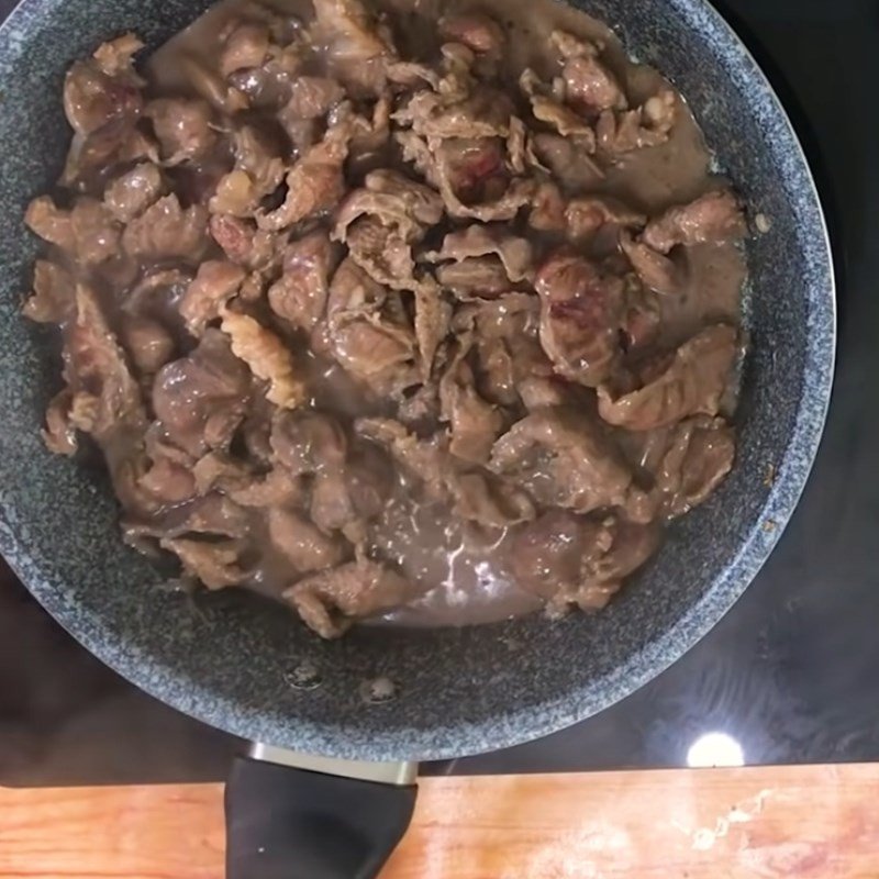 Món nộm thịt bò hoàn chỉnh sẵn sàng để thưởng thức