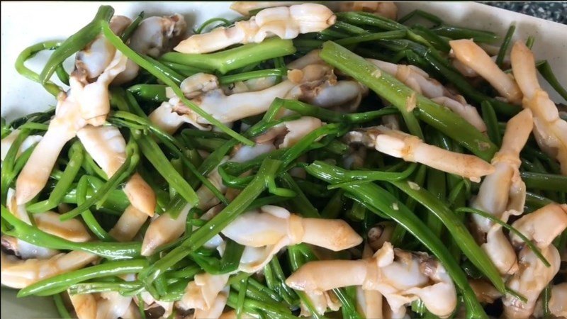 Món ốc móng tay xào rau muống xanh mướt, hấp dẫn với thịt ốc trắng ngần