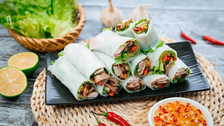 Món phở cuốn hấp dẫn với những sợi bánh phở tươi, rau xanh và thịt, minh họa lượng calo từ bánh phở tươi trong món ăn.