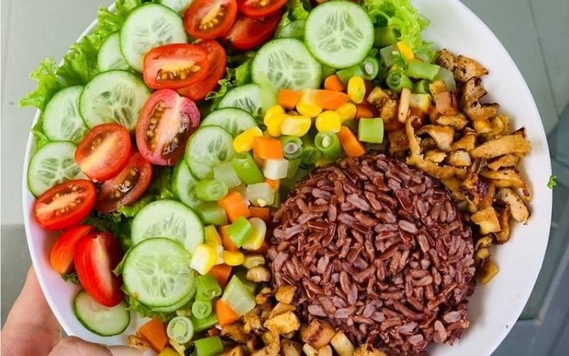 Món salad cơm gạo lứt đỏ đầy màu sắc, tốt cho người ăn kiêng