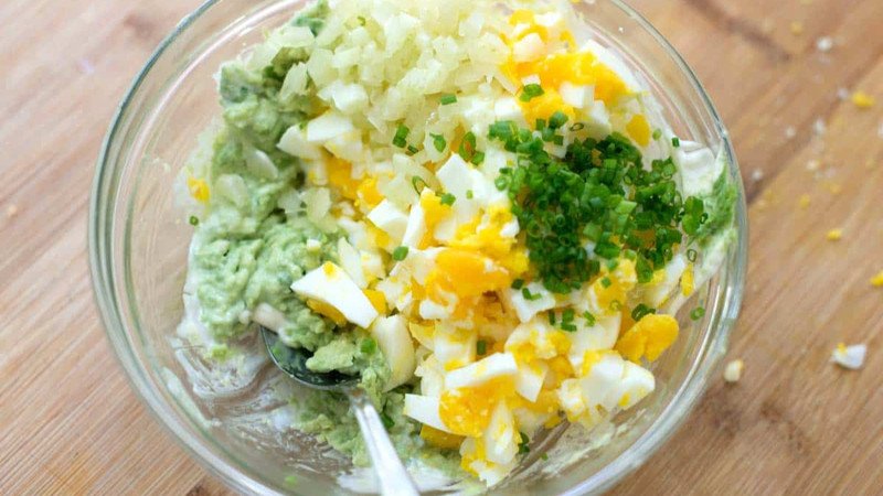 Món salad tươi ngon với trứng gà luộc, rau xanh và bơ, cách chế biến trứng gà luộc giảm cân