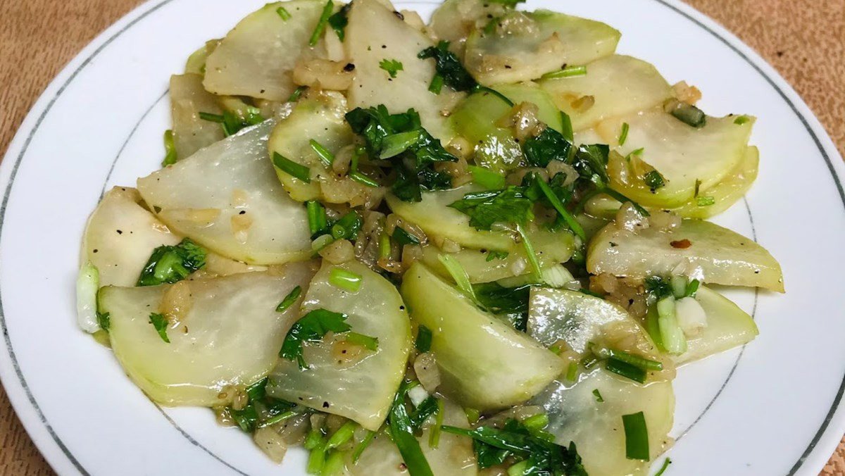 Món su hào xào tỏi giòn ngon, màu sắc hấp dẫn