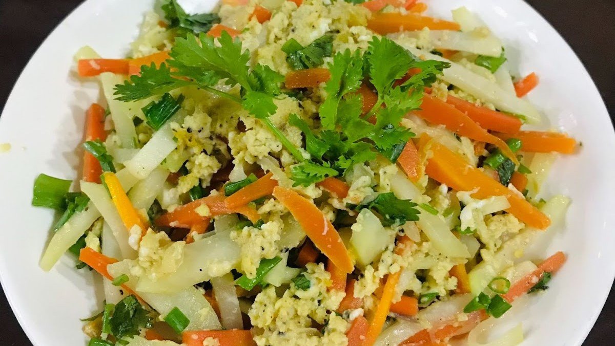 Món su hào xào trứng thơm ngon, màu sắc hấp dẫn bày trên đĩa