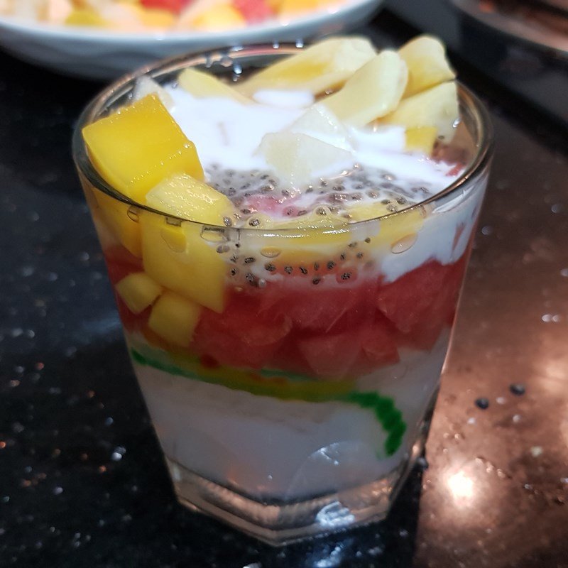 Món thạch dừa hạt chia trái cây đầy màu sắc và thanh mát