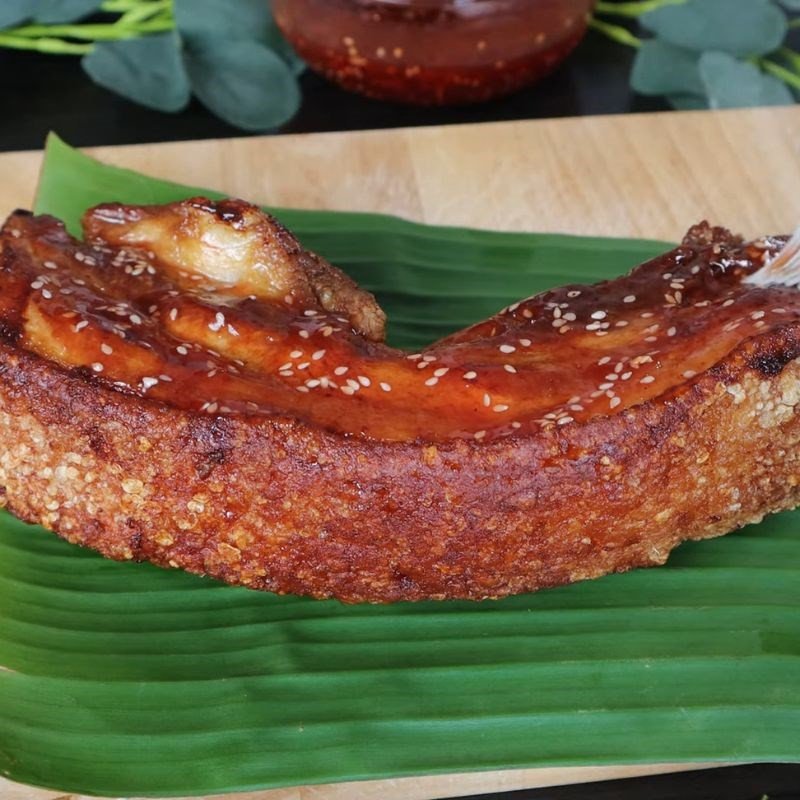 Món thịt ba chỉ quay bằng chảo sau khi hoàn thành với lớp da vàng giòn và nước sốt xá xíu